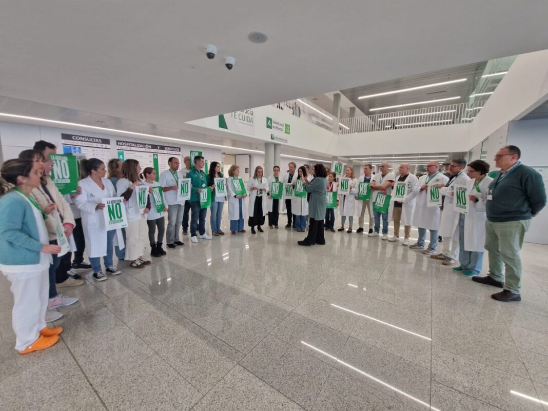 El Hospital Costa del Sol condena una agresión física a un enfermero de Urgencias y una verbal a otra profesional